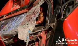 安徽两货车追尾起火